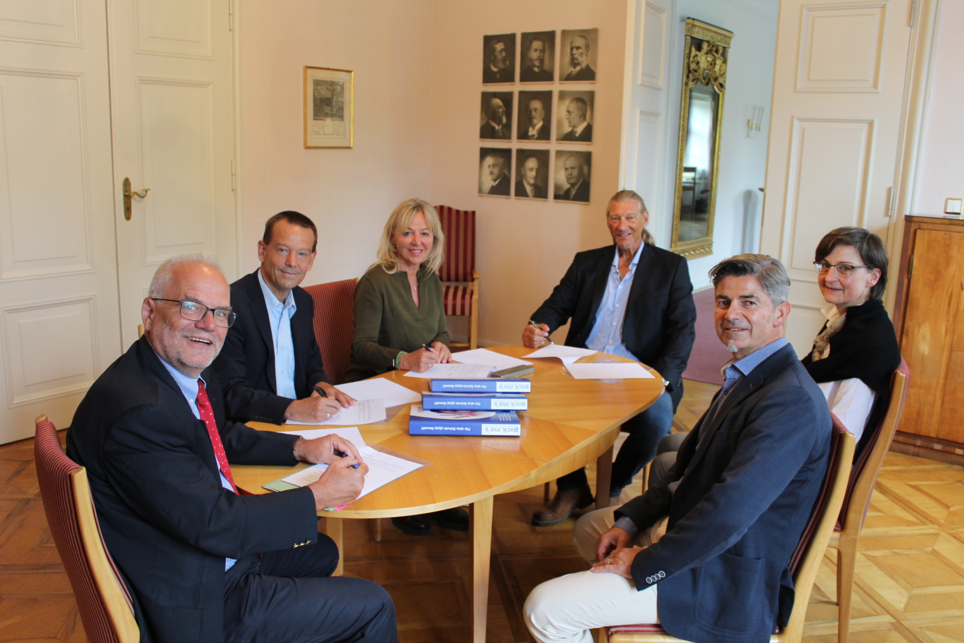 Unterzeichnung des Kooperationsvertrages für die Weiterbildung von Lehrkräften zum Thema Zivilcourage und Gemeinschaftssinn am 29. Juni 2022 in Augsburg; v.l.n.r: Dr. Erwin Lohner, Andreas Voelmle, Gertrud Nigg-Klee, Nicolo Witte, Susanne Reif, Ralph Kappelmeier Unterzeichnung des Kooperationsvertrages für die Weiterbildung von Lehrkräften zum Thema Zivilcourage und Gemeinschaftssinn am 29. Juni 2022 in Augsburg; v.l.n.r: Dr. Erwin Lohner, Andreas Voelmle, Gertrud Nigg-Klee, Nicolo Witte, Susanne Reif, Ralph Kappelmeier