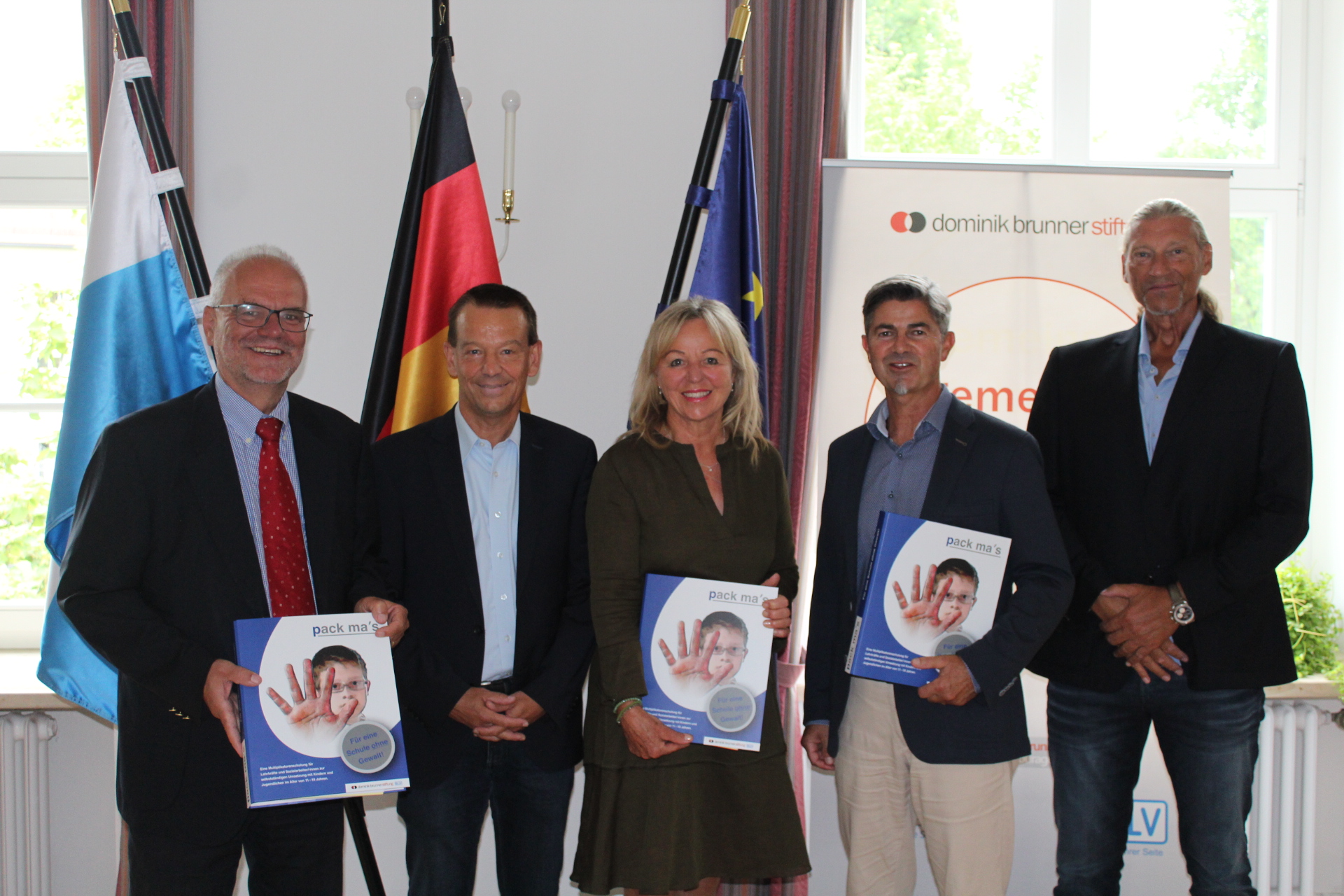 Unterzeichnung des Kooperationsvertrages für die Weiterbildung von Lehrkräften zum Thema Zivilcourage und Gemeinschaftssinn am 29. Juni 2022 in Augsburg; v.l.n.r: Dr. Erwin Lohner, Andreas Voelmle, Gertrud Nigg-Klee, Ralph Kappelmeier, Nicolo Witte Unterzeichnung des Kooperationsvertrages für die Weiterbildung von Lehrkräften zum Thema Zivilcourage und Gemeinschaftssinn am 29. Juni 2022 in Augsburg; v.l.n.r: Dr. Erwin Lohner, Andreas Voelmle, Gertrud Nigg-Klee, Ralph Kappelmeier, Nicolo Witte