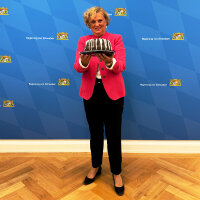Frau Schretter Mit Kuchen 400x400
