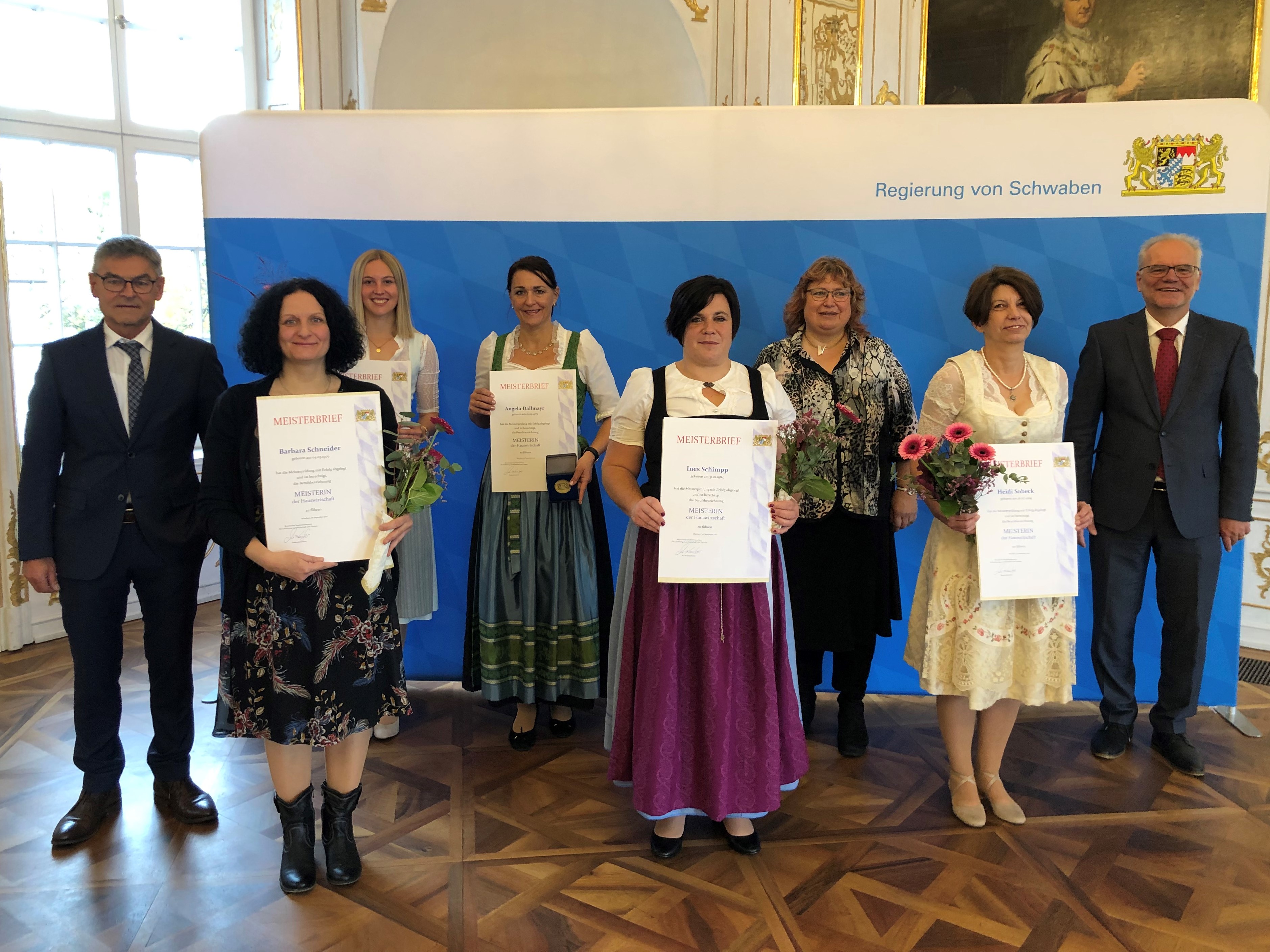 Meisterinnen der Hauswirtschaft 2021 mit Regierungspräsident Dr. Erwin Lohner und Bereichsleiter Johann Bergmaier sowie Ulrike Kluge (MdH): Barbara Schneider (Augsburg), Elisabeth Dopfer (Ruderatshofen), Angela Dallmayr (Dietmannsried), Ines Schimpp (Wildpoldsried), Heidi Sobeck (Füssen) Meisterinnen der Hauswirtschaft 2021 mit Regierungspräsident Dr. Erwin Lohner und Bereichsleiter Johann Bergmaier sowie Ulrike Kluge (MdH): Barbara Schneider (Augsburg), Elisabeth Dopfer (Ruderatshofen), Angela Dallmayr (Dietmannsried), Ines Schimpp (Wildpoldsried), Heidi Sobeck (Füssen)